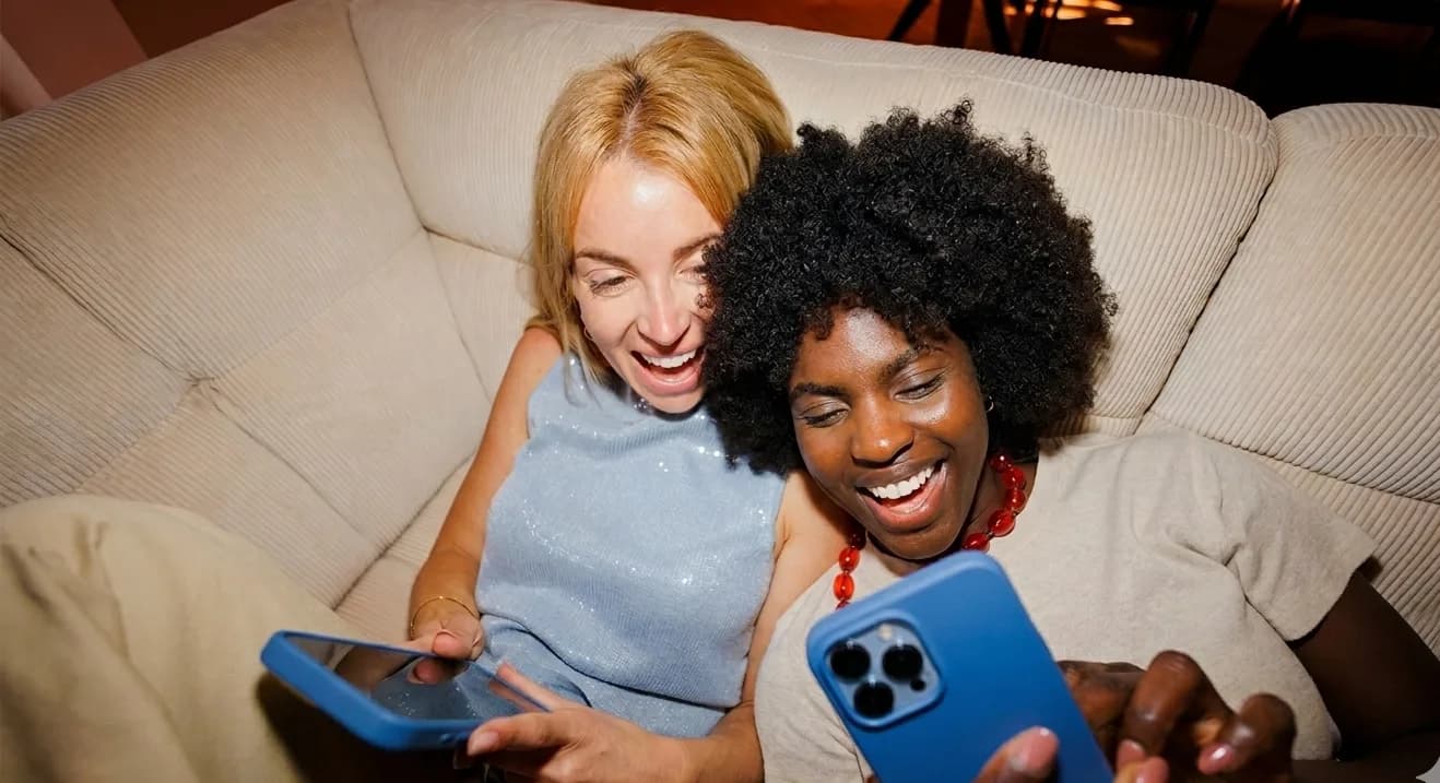 Jovens celular sofa sorrindo