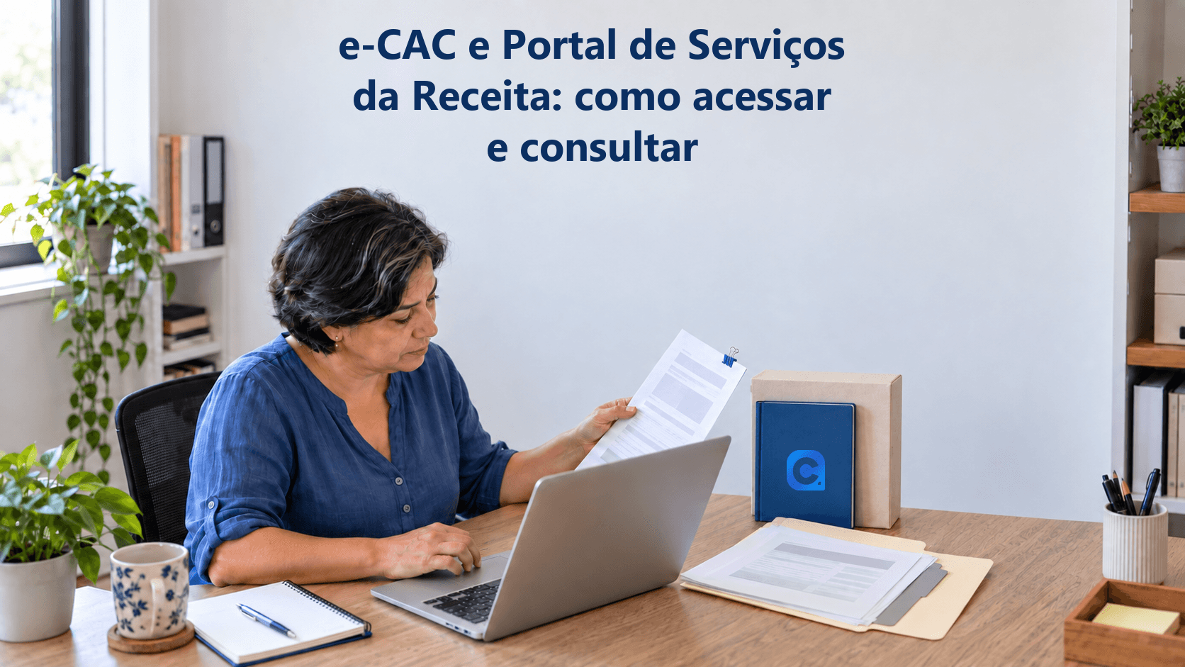 Mulher de blusa azul compara uma comunicação avulsa e um relatório sobre a mesa, junto ao notebook e a um caderno vertical com o símbolo oficial do Meu Consig.