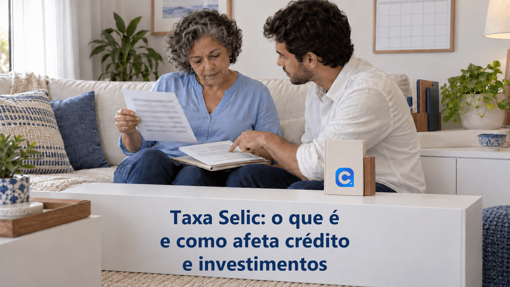 Mulher de blusa azul e homem de camisa clara comparam dois demonstrativos no sofá; um caderno vertical apoiado sobre a mesa traz o símbolo oficial do Meu Consig.