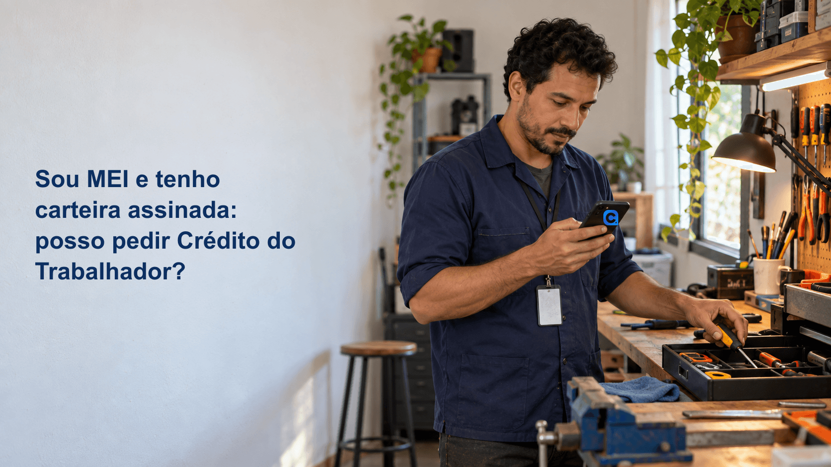 Homem em uma pequena oficina confere o celular, com ferramentas sobre a bancada e um cracha preso a camisa azul.