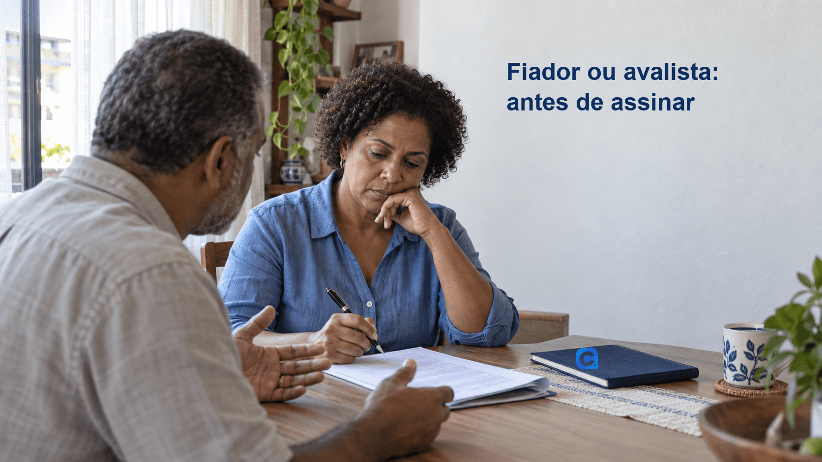 Mulher analisa contrato ao conversar com um homem; caderno azul com o símbolo oficial do Meu Consig e título Fiador ou avalista: antes de assinar na parede.