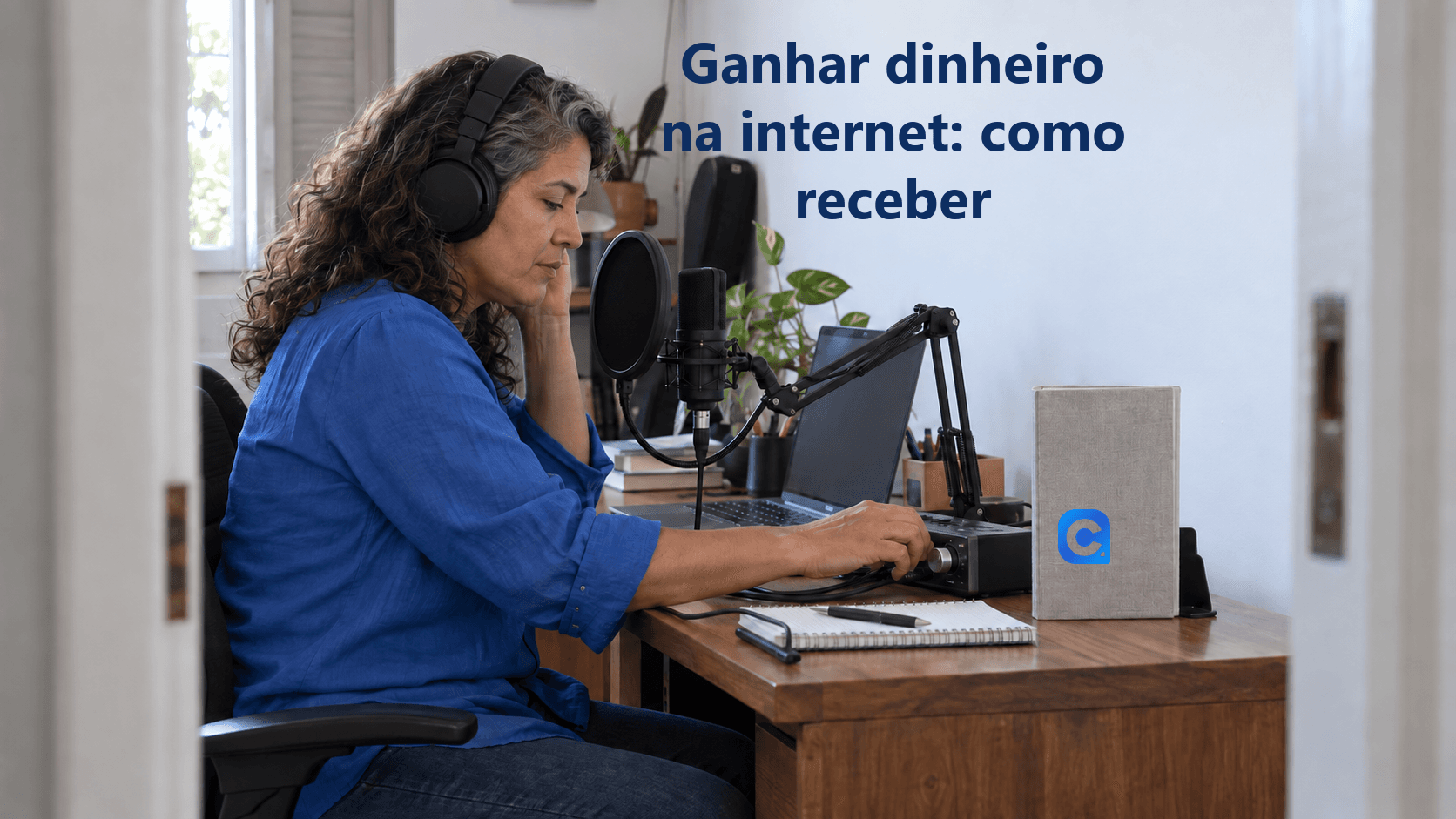 Mulher com fones revisa áudio e ajusta um controle físico junto ao microfone em um cômodo doméstico; um caderno cinza apoiado na bancada traz o símbolo oficial do Meu Consig.