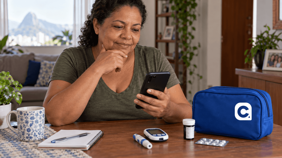 Mulher com diabetes consulta benefícios oficiais com medidor de glicose e bolsa azul Meu Consig.