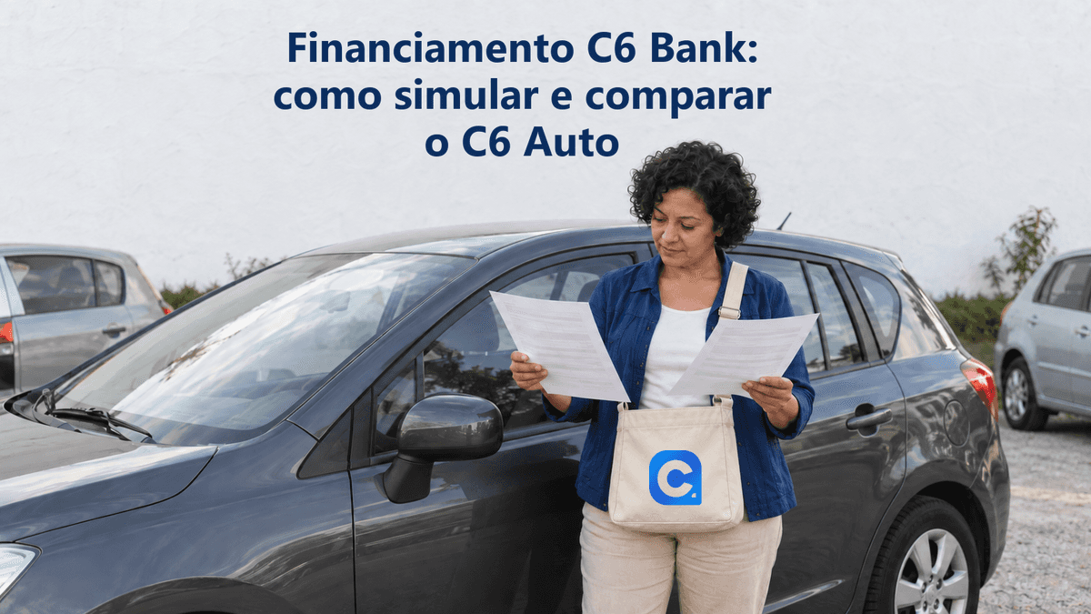 Compradora compara duas propostas ao lado de um carro, com o símbolo oficial do Meu Consig aplicado na sua bolsa de documentos.