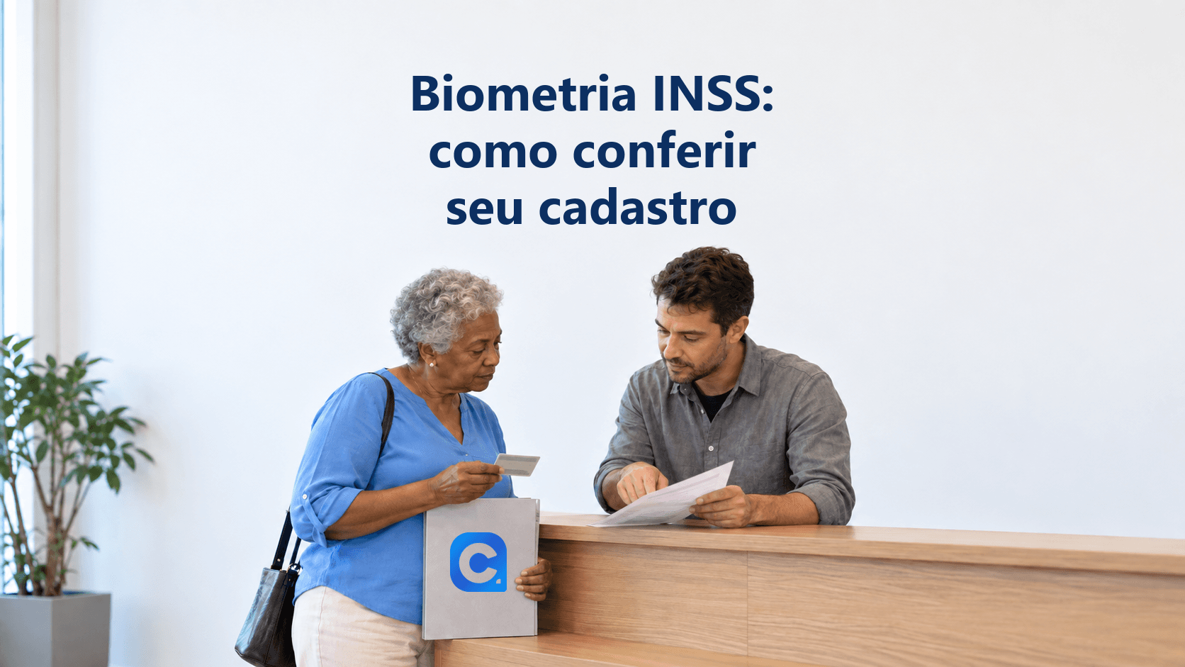 Mulher apresenta documento de identidade enquanto um orientador confere o protocolo, com uma pasta contendo o símbolo oficial do Meu Consig.