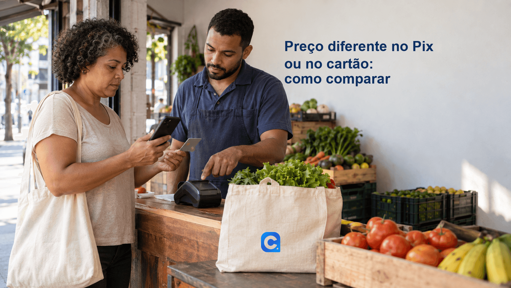 Cliente e comerciante conferem opções de pagamento em um hortifruti de bairro, com bolsa de lona no balcão.