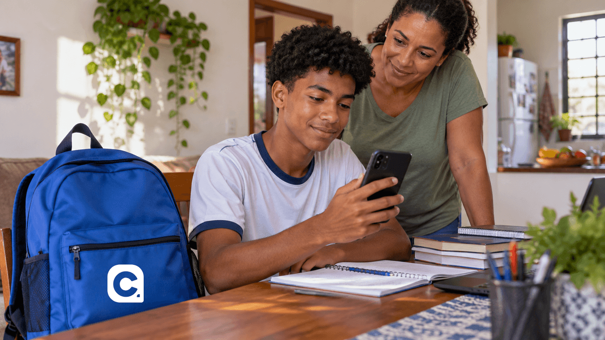 Estudante do ensino médio consulta o Pé-de-Meia com mochila azul e símbolo Meu Consig.
