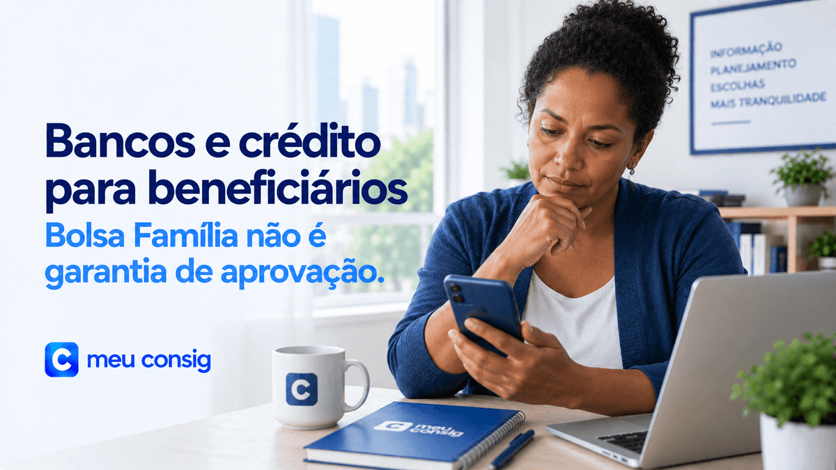 Bancos e crédito para beneficiários: Bolsa Família não é garantia de aprovação. Mulher consulta o celular ao lado de um notebook.