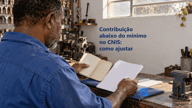 Chaveiro confere registros e documentos de contribuição em sua oficina.