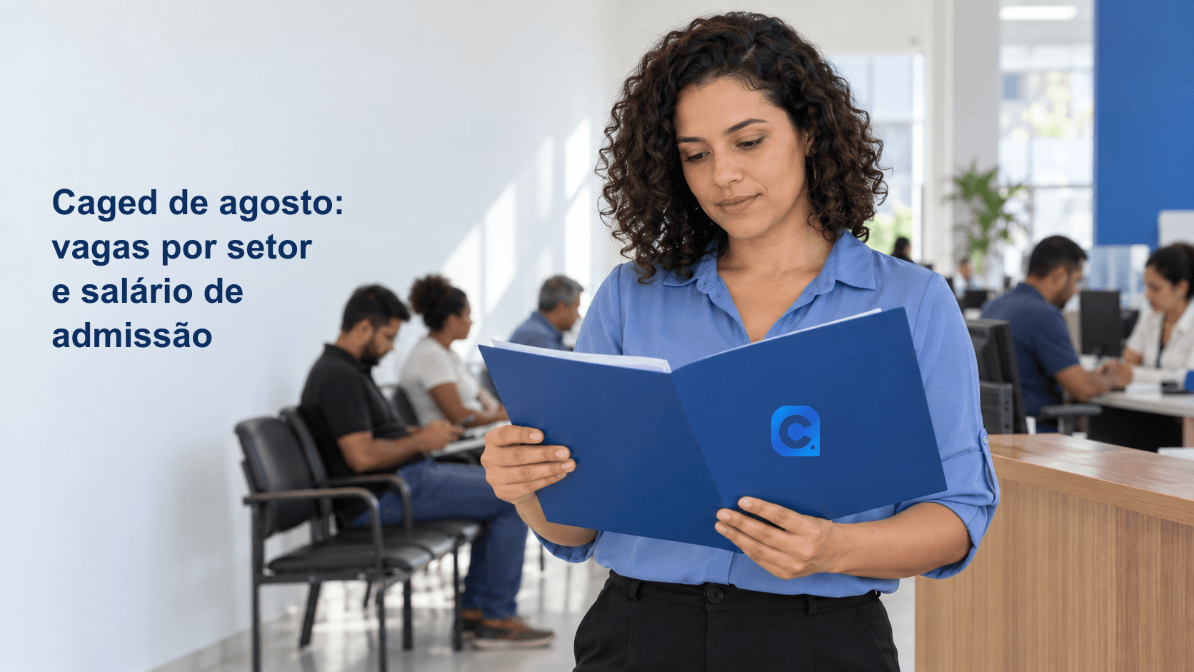 Profissional em centro de atendimento confere uma pasta azul; o símbolo Meu Consig aparece discretamente na capa da pasta.