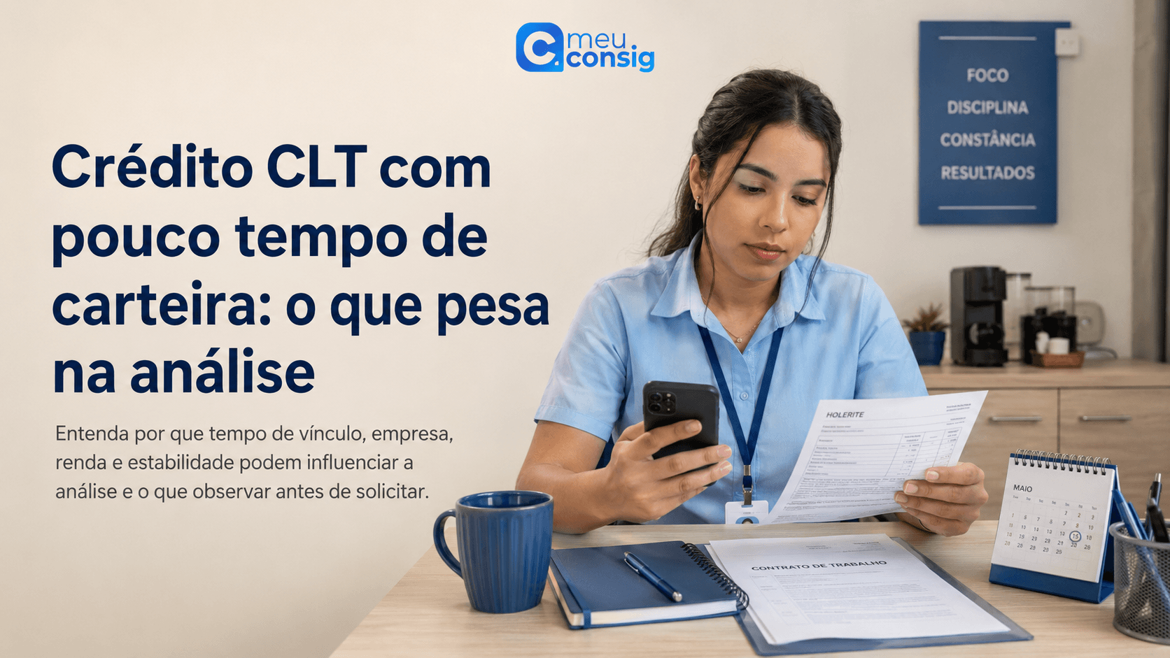 Trabalhador recém-contratado consultando Crédito CLT no celular