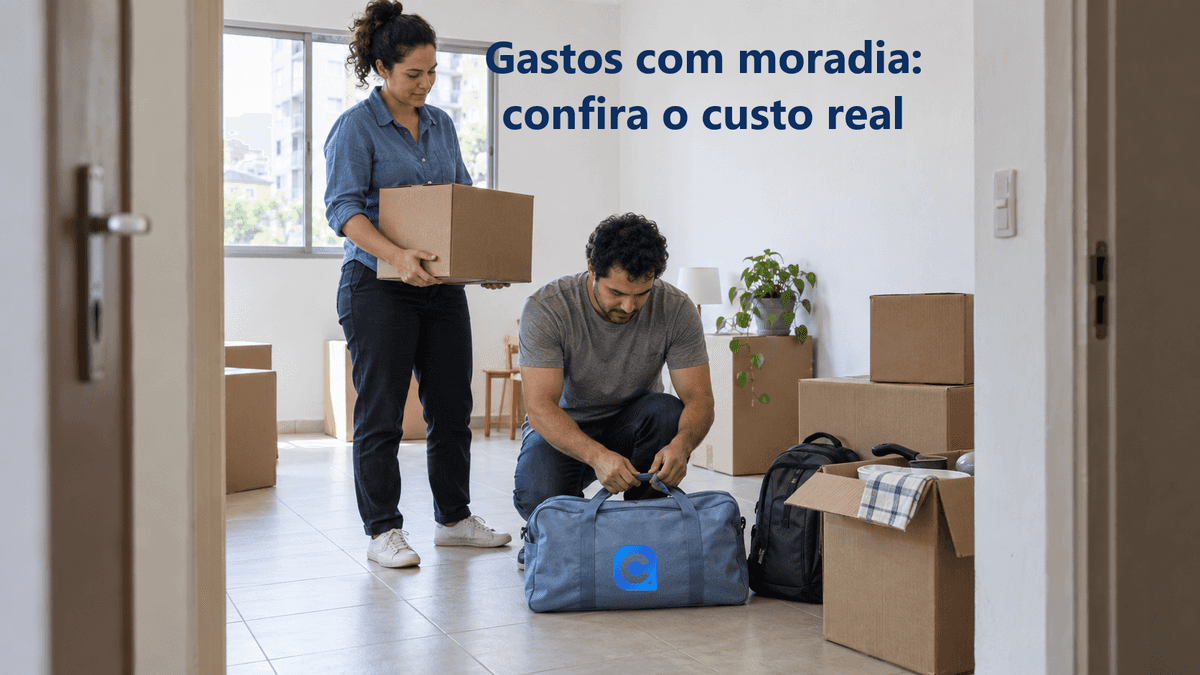 Casal prepara uma mudança em apartamento modesto: mulher carrega uma caixa e homem ajusta bolsa azul com símbolo oficial do Meu Consig, ao lado de mochila e utensílios domésticos.
