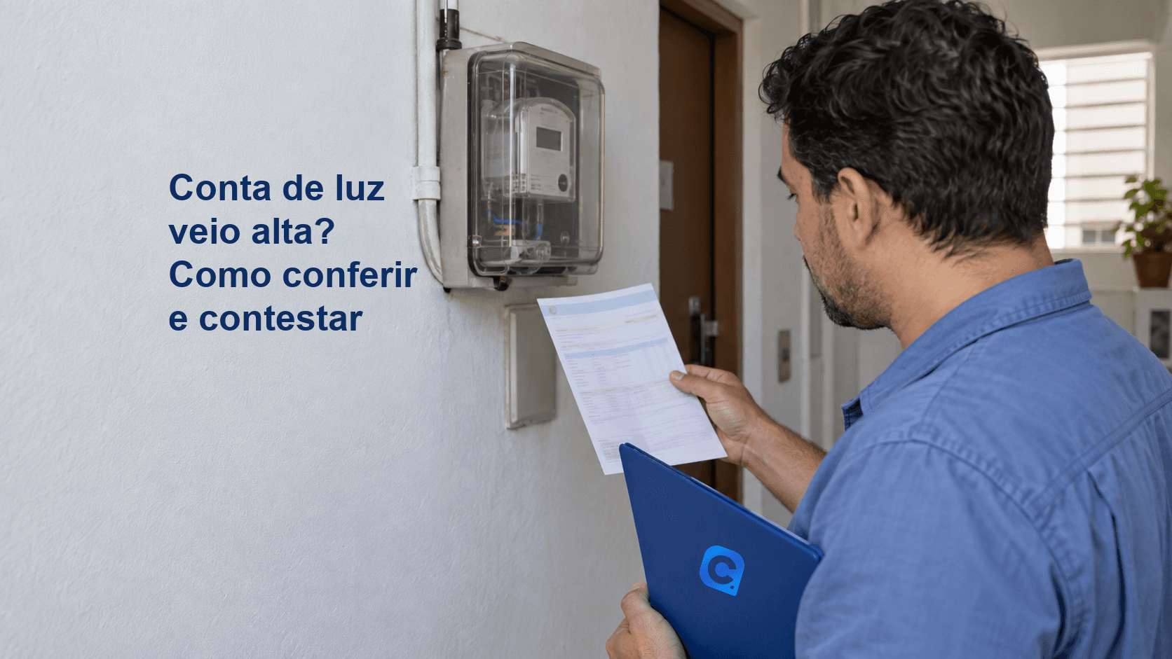 Morador confere uma conta de energia ao lado do medidor elétrico do apartamento, com pasta azul nas mãos.