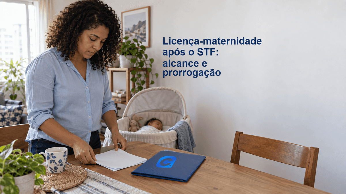 Mulher organiza documentos em casa, com pasta azul e bebê no moisés, para tratar da licença-maternidade.