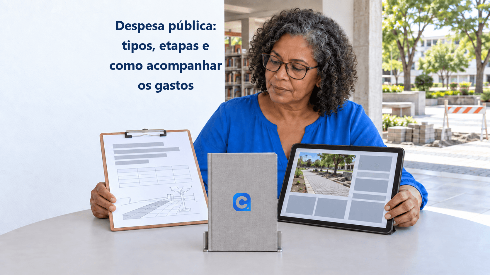 Mulher confere uma prancheta e uma imagem de obra em um tablet numa área pública; um caderno cinza vertical apoiado em suporte sobre a mesa traz o símbolo oficial do Meu Consig.