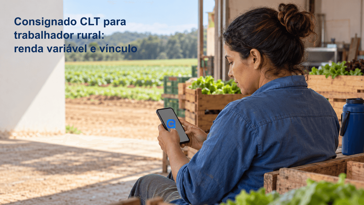 Trabalhadora rural confere o celular durante uma pausa, com caixas de hortaliças e uma plantação ao fundo.