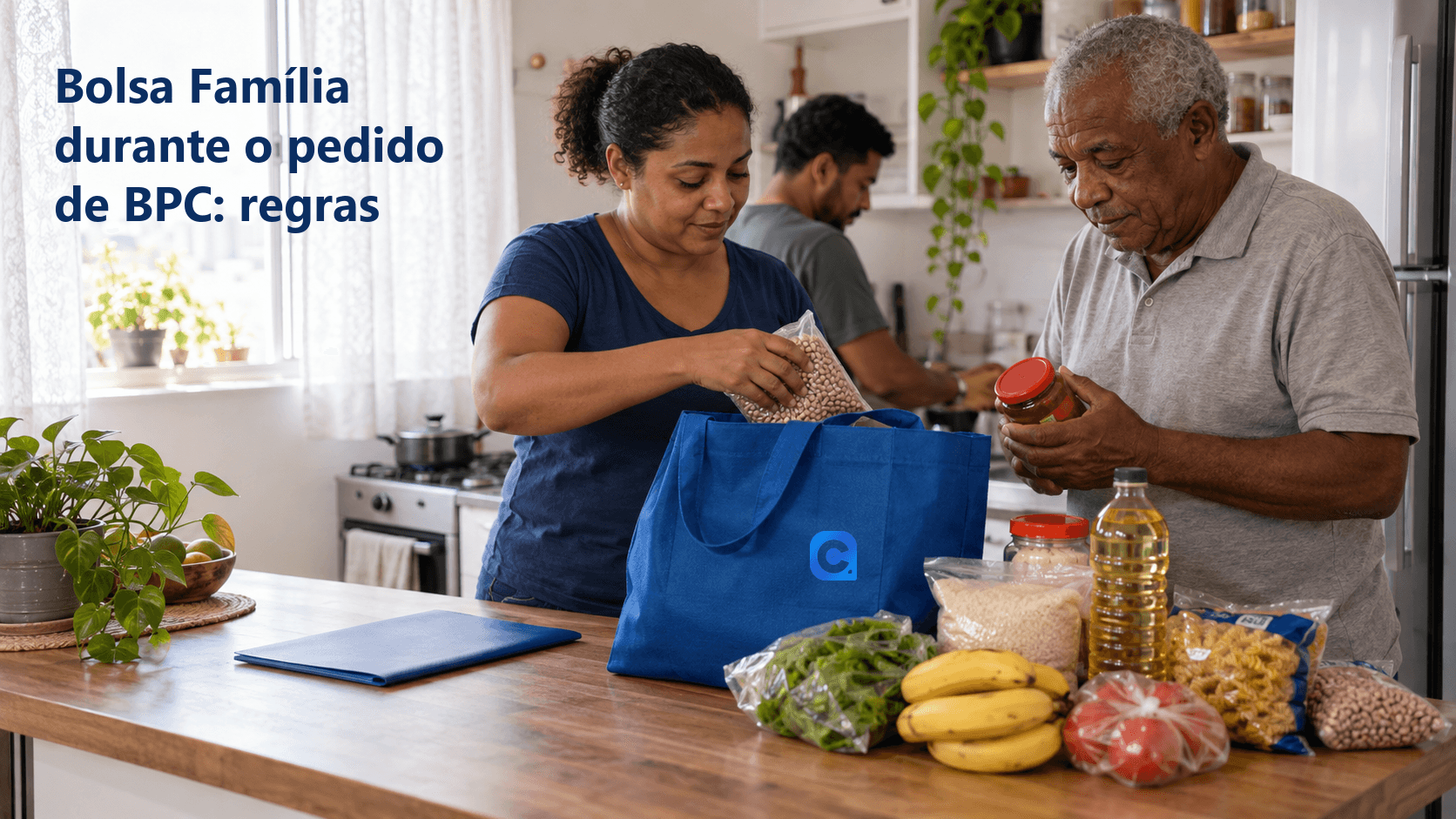 Mulher e familiar idoso organizam alimentos em uma cozinha clara, com sacola azul reutilizável sobre o balcão e outro adulto ao fundo.