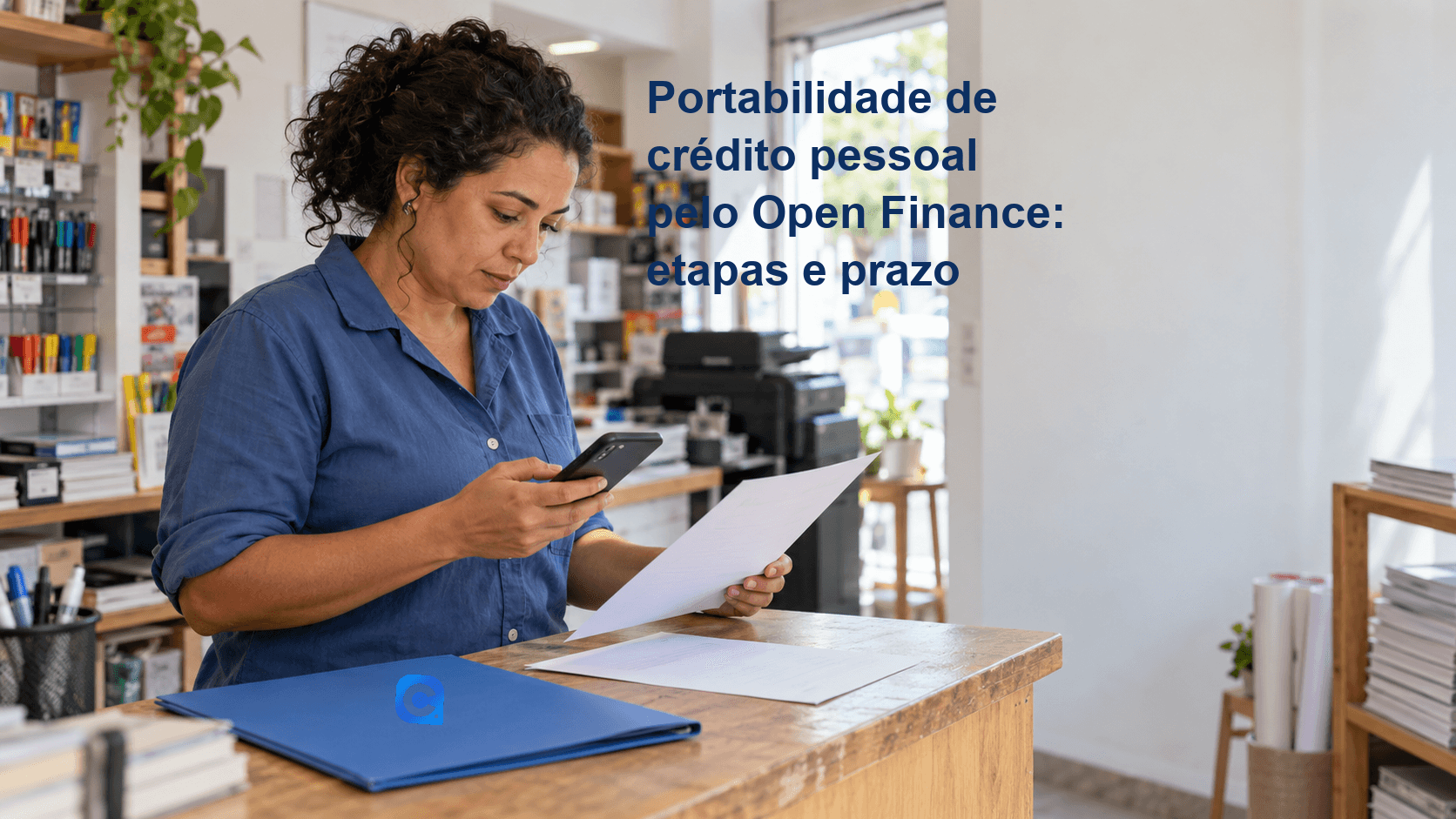 Trabalhadora de uma papelaria compara papéis e um celular junto a uma pasta azul, em ambiente claro com luz natural.
