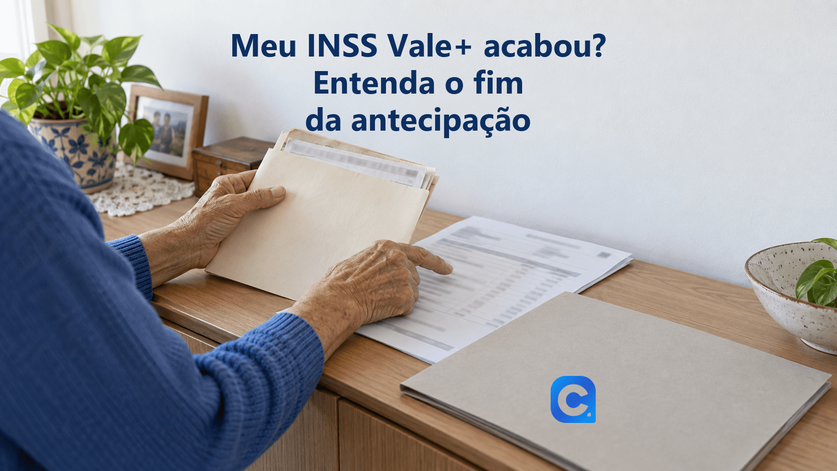 Mãos de pensionista separam documentos arquivados e conferem extrato atual sobre um aparador, ao lado de pasta com o símbolo oficial do Meu Consig.